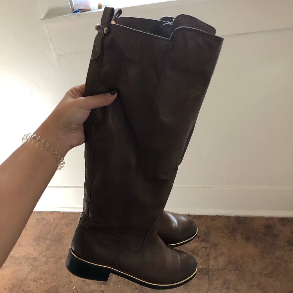 Also brown leather boots